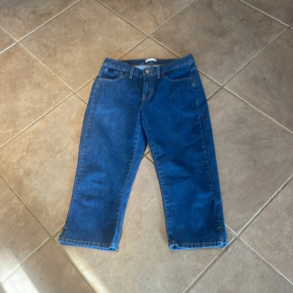 Like new Lee Low Rise Cropped Jeans!  8